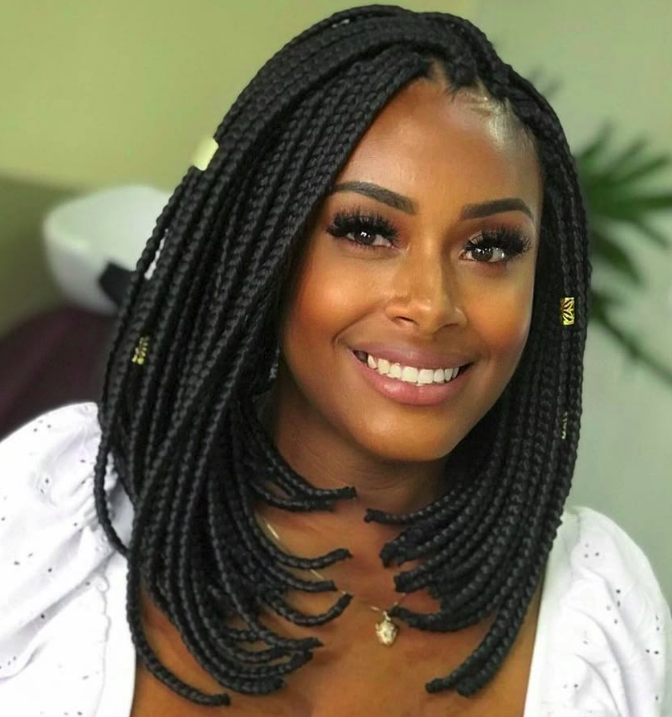 Chanel Braids em corte chanel com adornos dourados